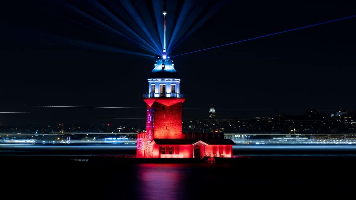 A captivating night photograph of the illuminated Maiden's Tower on the Bosphorus in İstanbul, Türkiye.