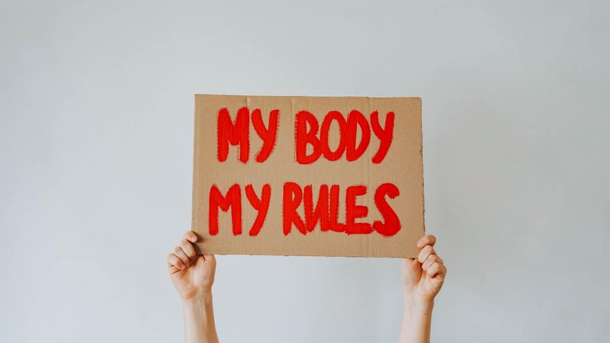 Empowering message on protest sign with text 'MY BODY MY RULES.'