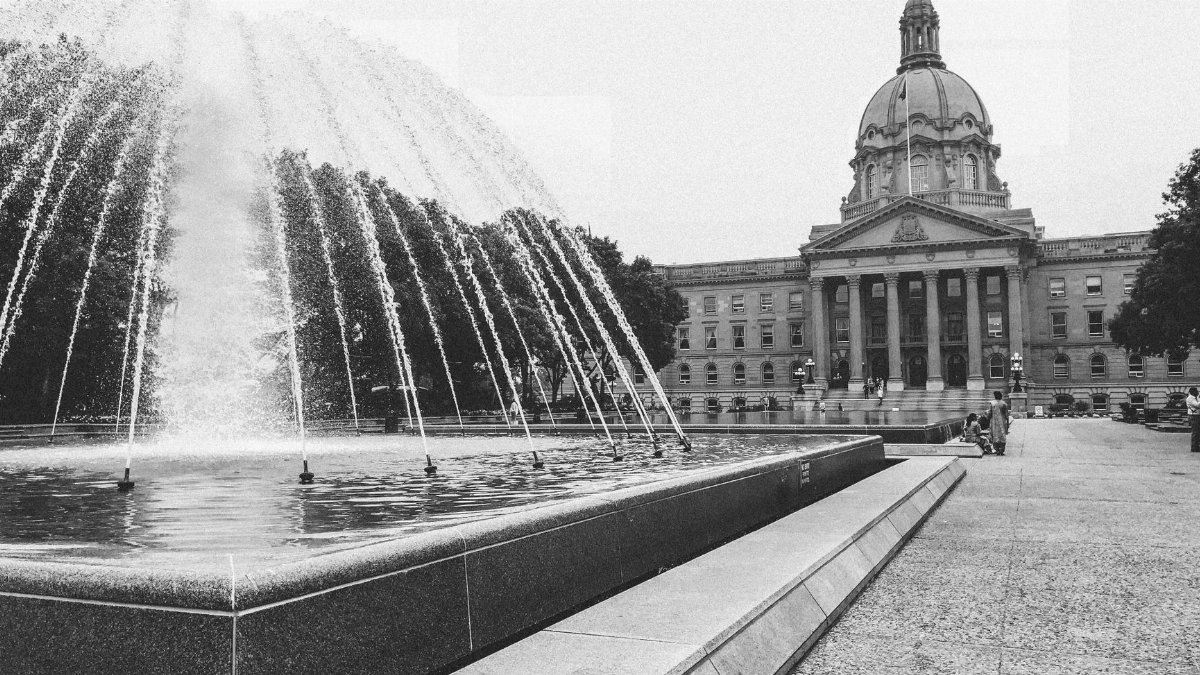 Black and white image of the Alberta Legislature Building with a foreground fountain in Edmonton, Canada.