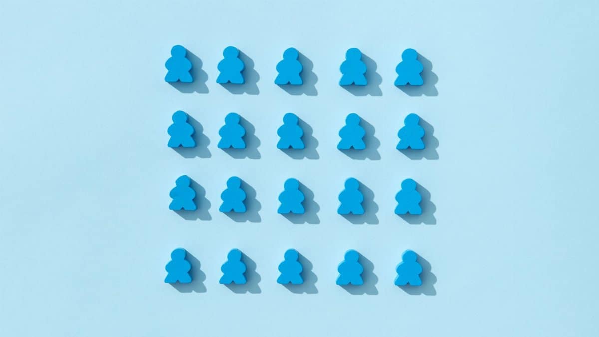 A minimalist pattern of blue meeple figures arranged on a plain background, conveying simplicity and organization.
