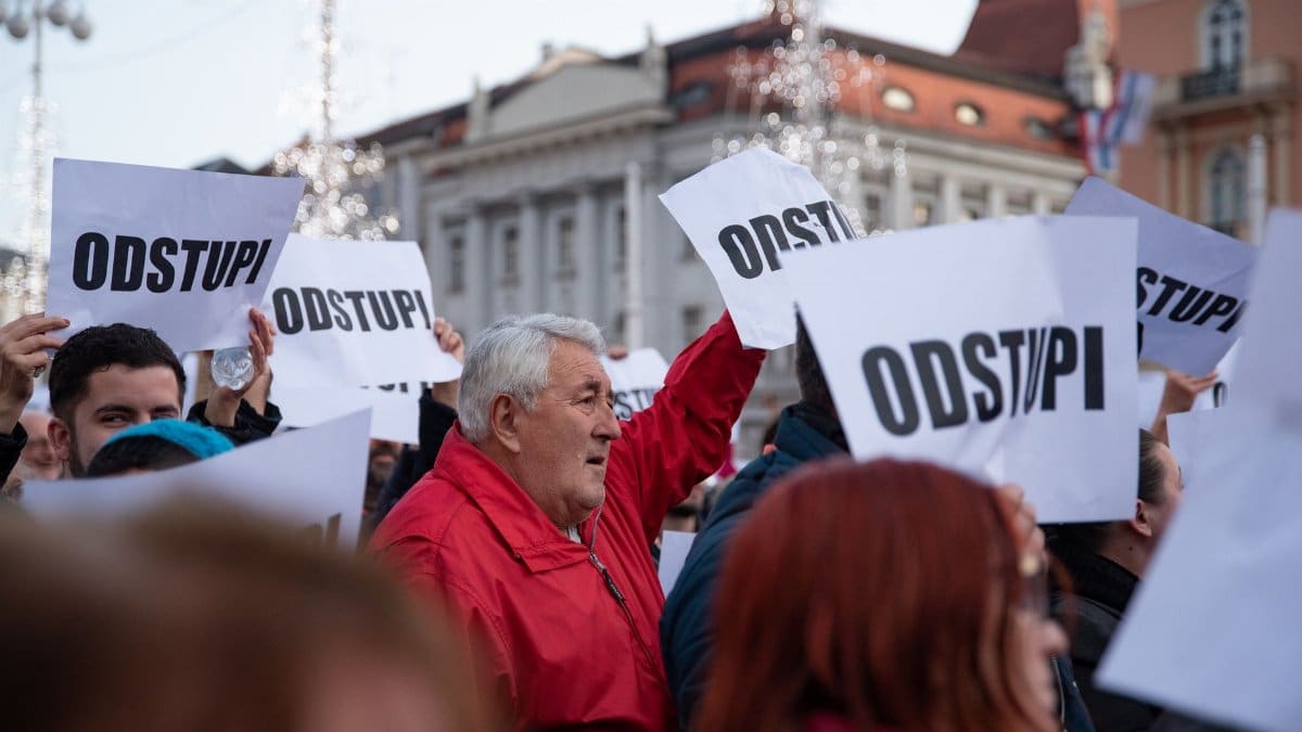Protesters in Zagreb, Croatia, holding signs reading 'ODSTUPI', demanding change during a public demonstration.