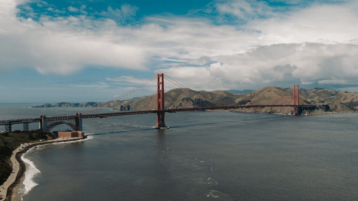 A breathtaking view of the Golden Gate Bridge spanning San Francisco Bay on a sunny day.