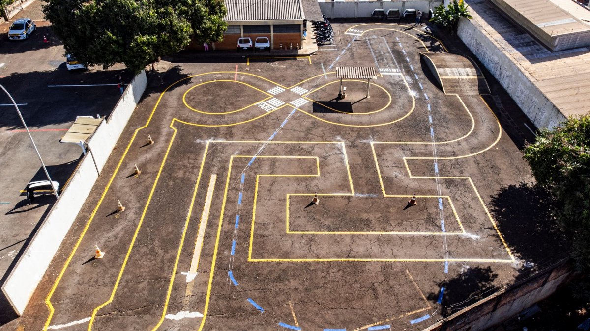 Aerial photo of a driving test course in Londrina, Brazil, with marked lanes and guidelines.