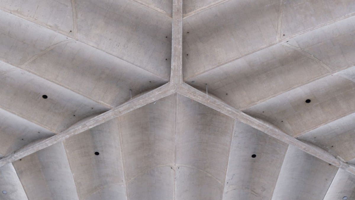 Symmetrical concrete ceiling design showcasing modern architecture in Puteaux, France.