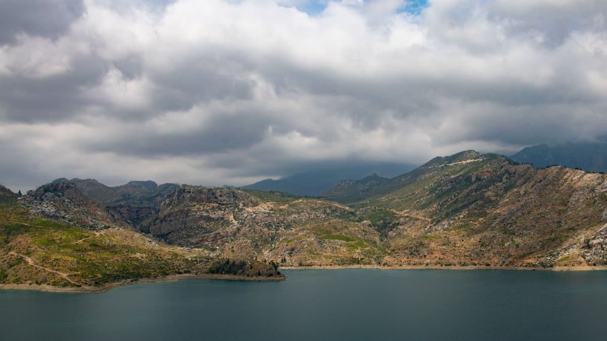A breathtaking view of a serene mountain lake under cloudy skies in Türkiye, capturing natural beauty.