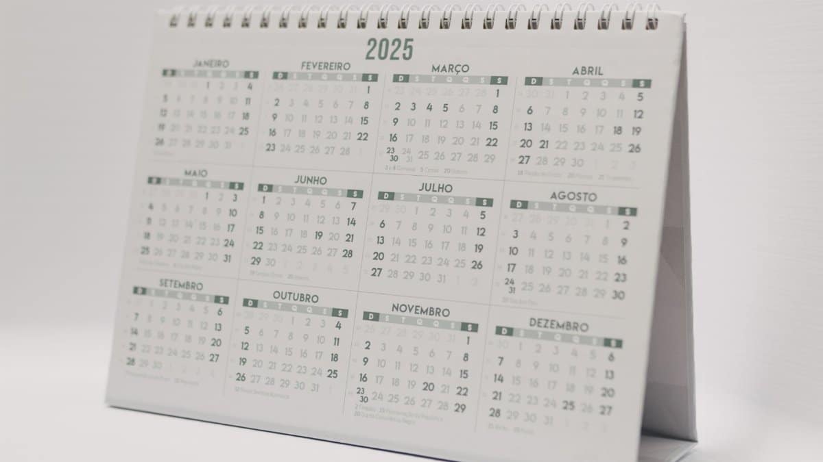 Minimalist desk calendar for year 2025 with months displayed in Portuguese.