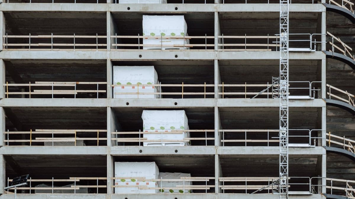 Close-up of a multi-storey building under construction, showcasing steel and concrete structure.