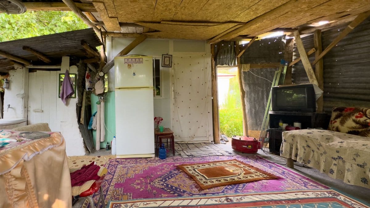 Rural room with traditional decor and rustic furnishings in Elazığ, Turkey.