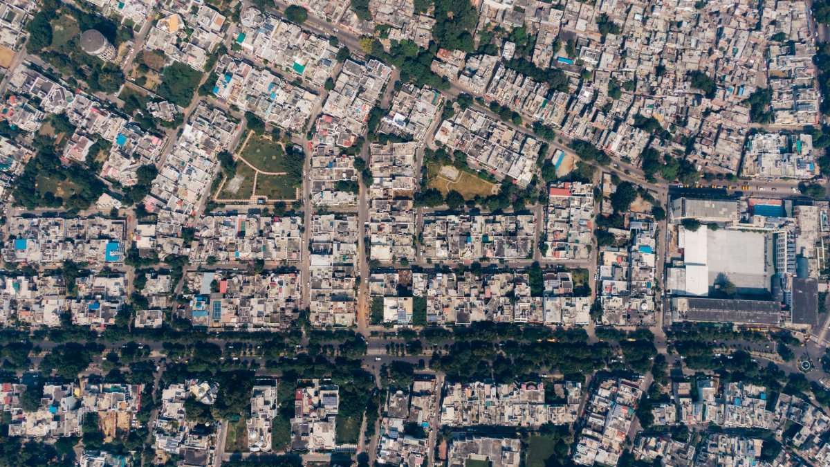 Overhead view of a densely packed city neighborhood with a central park.