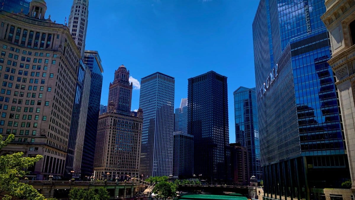 Panoramic view of Chicago's downtown skyline featuring modern skyscrapers and vibrant river.