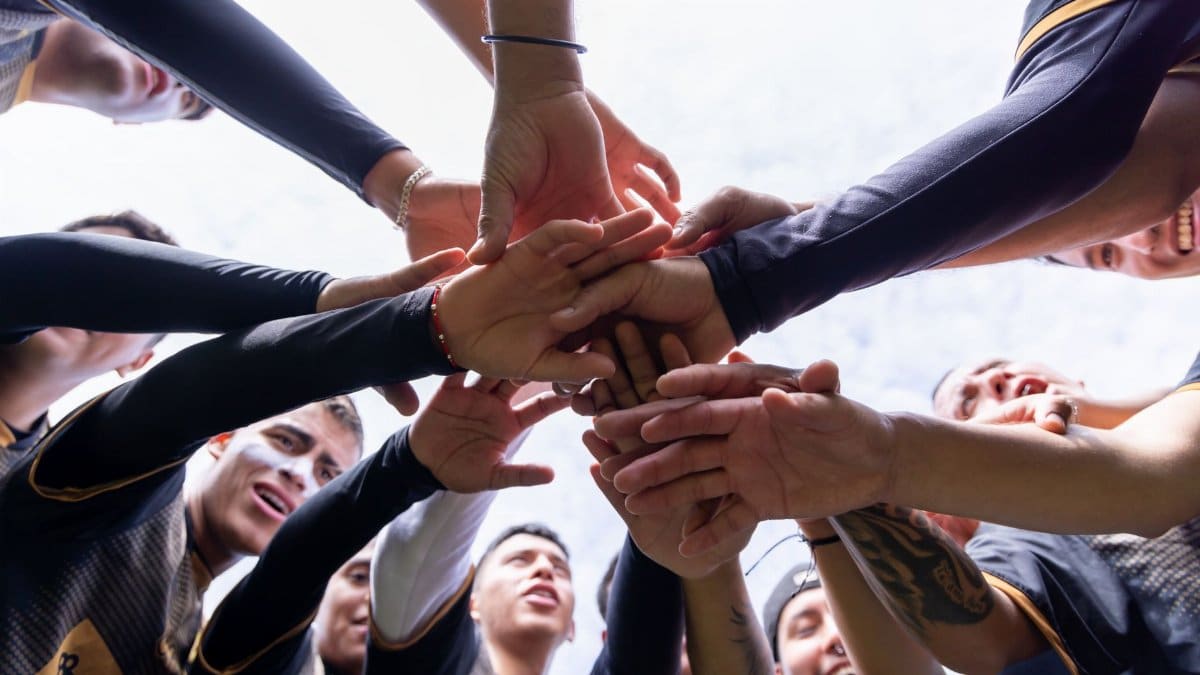 A vibrant image capturing team motivation and unity in Texcoco, México.