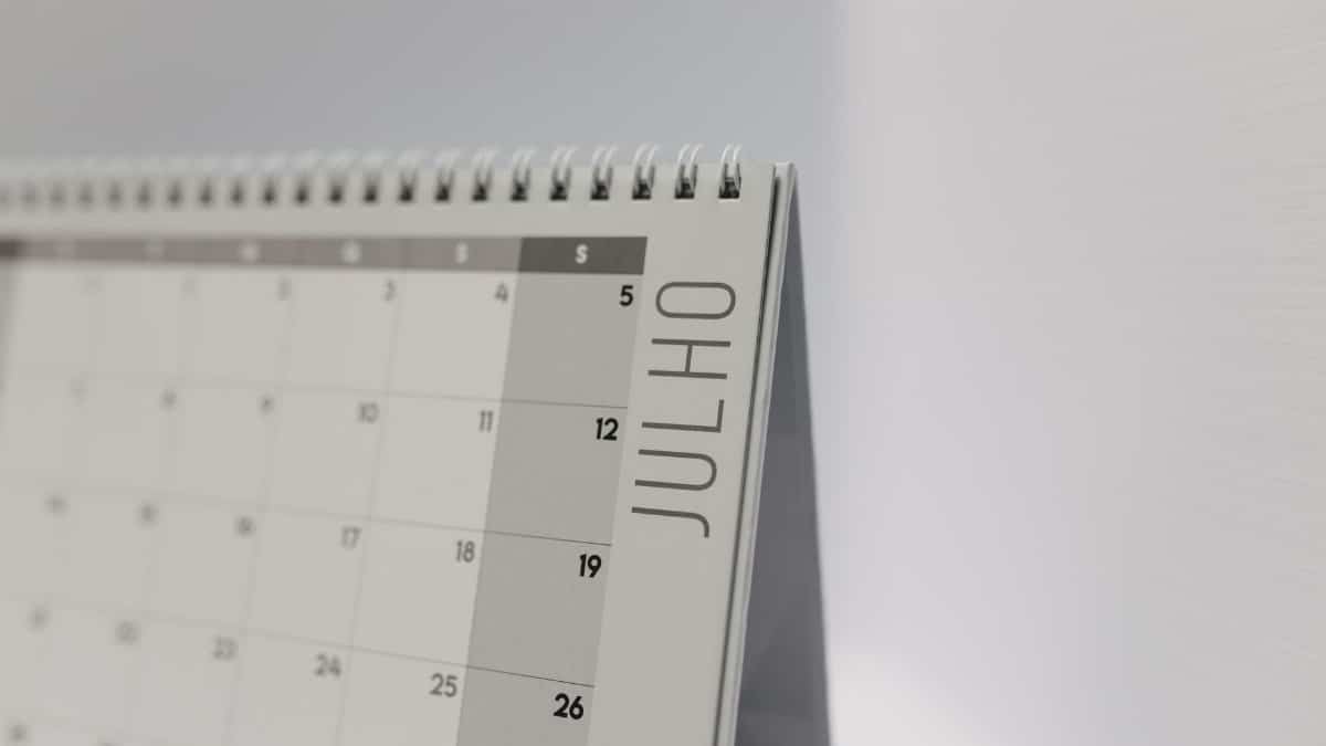 Minimalistic desk calendar displaying the month of July with a focus on weekdays.