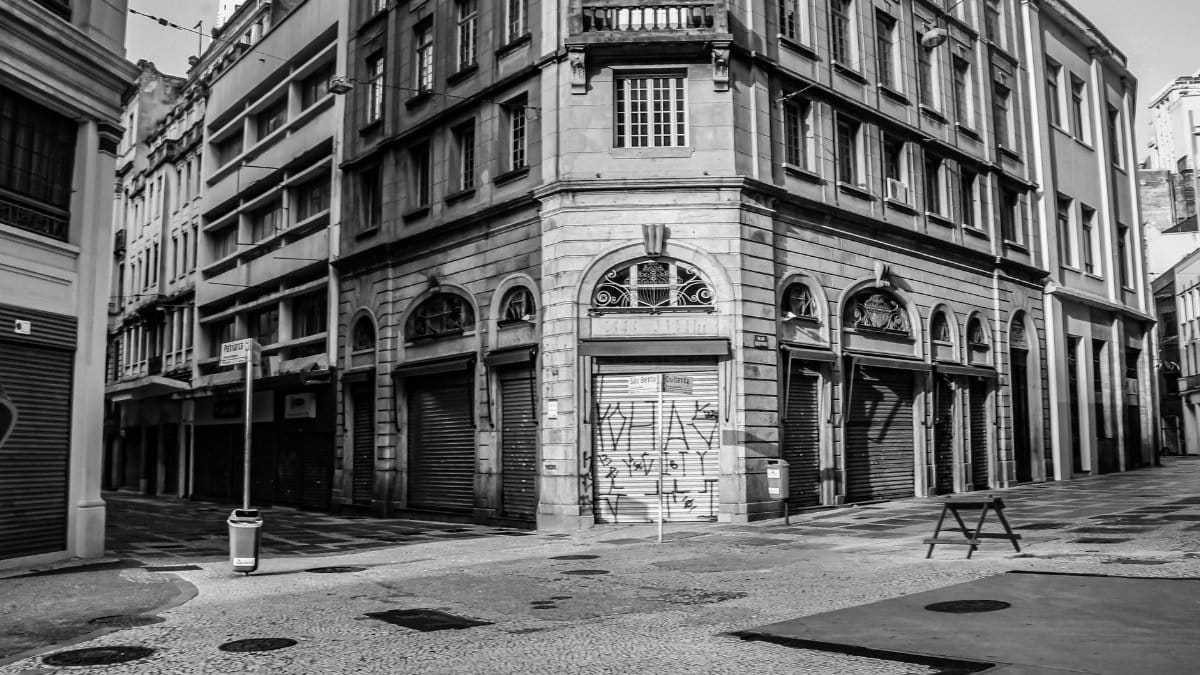 Black and white photo of historic urban architecture on a deserted street corner, showcasing classic style.