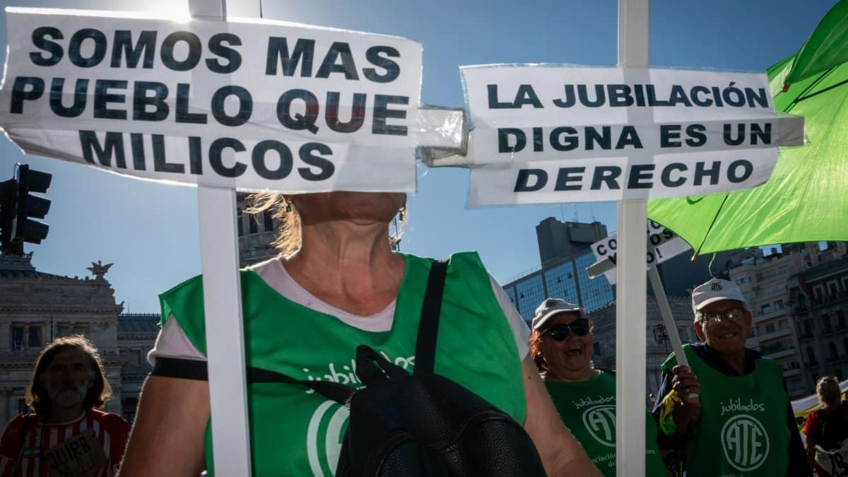 Street protest in Buenos Aires advocating for pension rights with visible signs and demonstrators.