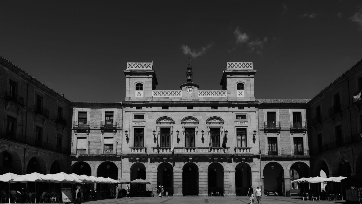 Monochrome view of Plaza Mayor in Ávila, showcasing classic Spanish architecture.