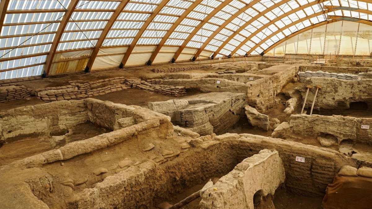View of the ancient ruins at Çatalhöyük archaeological site in Çumra, Türkiye.