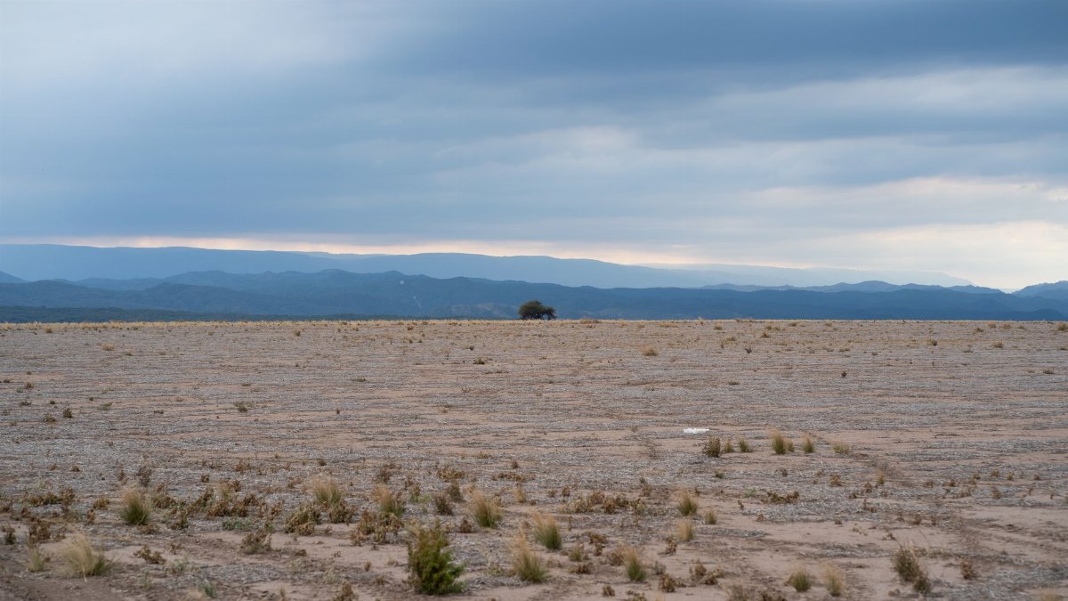 Expansive view of Córdoba's rugged plains under a moody sky, showcasing nature's raw beauty.