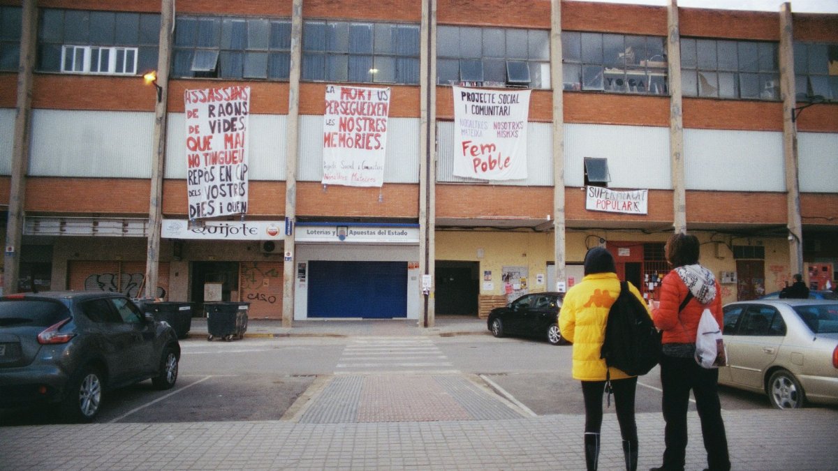 Protest banners on a building facade in Alfafar, Spain.