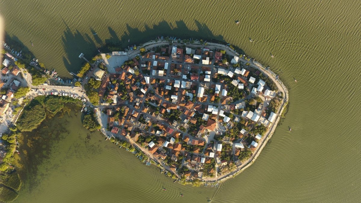 Stunning aerial view of a small residential island in Nilüfer, Bursa, Turkey.