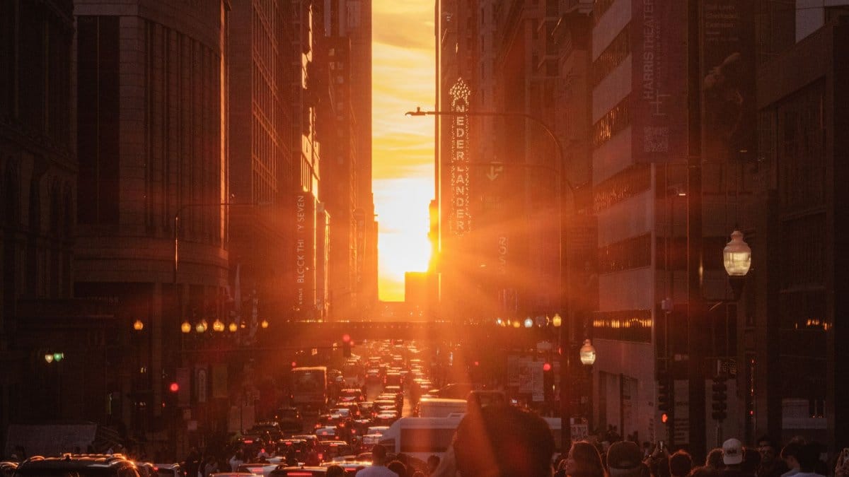 Silhouetted crowd on a bustling Chicago street at sunset, creating a vivid cityscape.