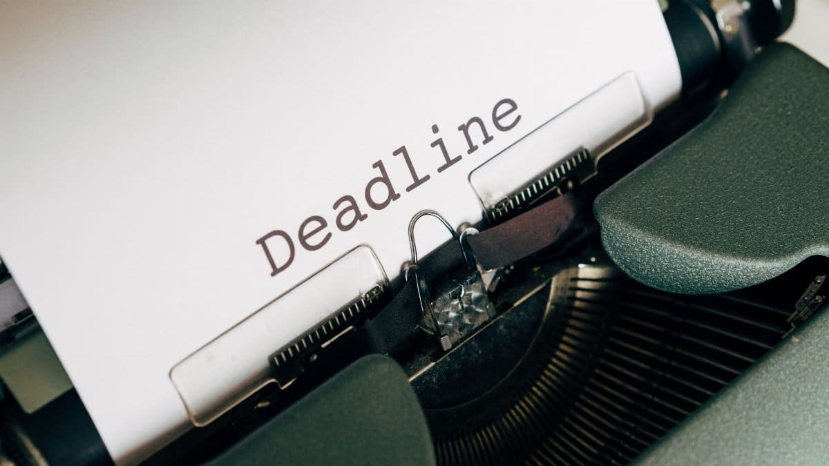 Close-up of a vintage typewriter with the word 'Deadline' on paper.