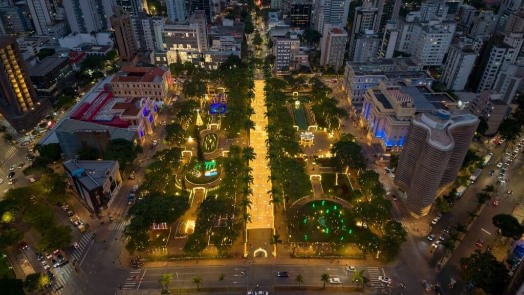 Capture of Belo Horizonte's Freedom Square at night, illuminated with festive lights during Christmas season.