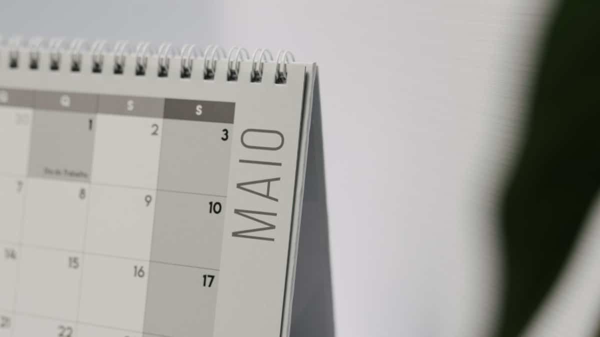 Minimalist table calendar page showing the month of May in Portuguese.