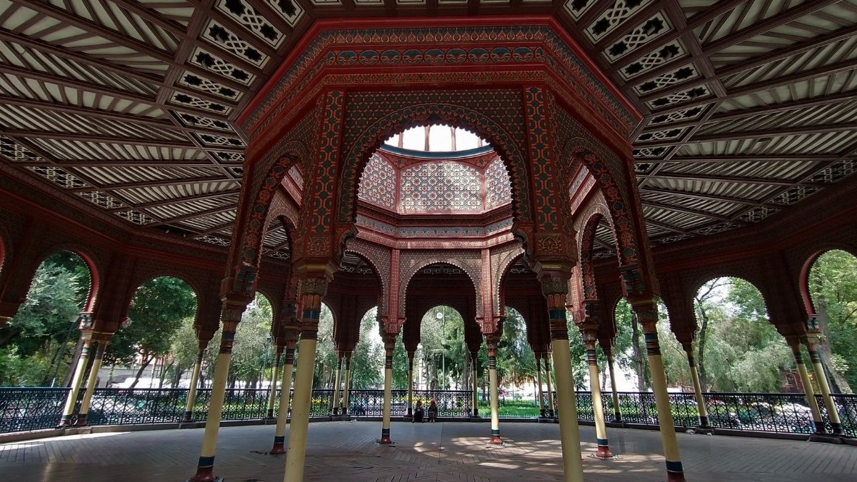 Explore the intricate Neo-Mudéjar architecture of the Morisco Kiosk in Mexico City.