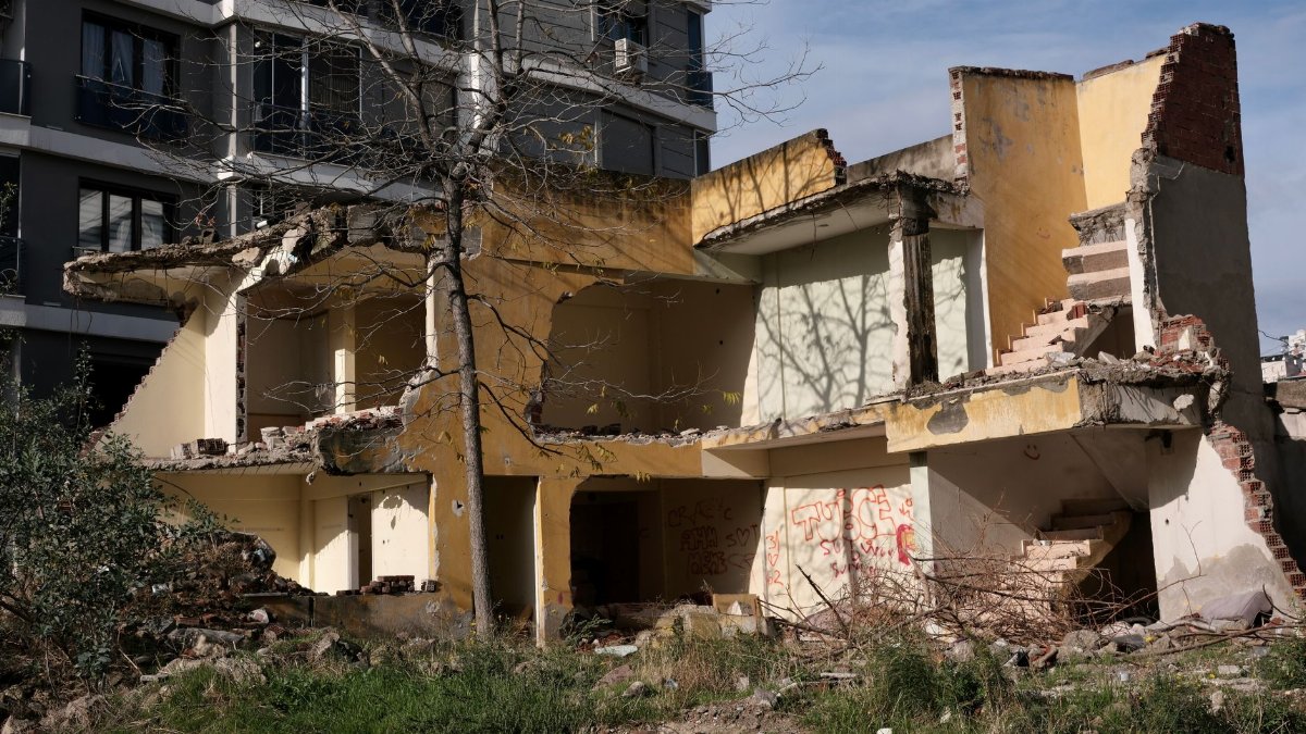 A ruined building in İzmir, Türkiye showing partial collapse with urban surroundings.