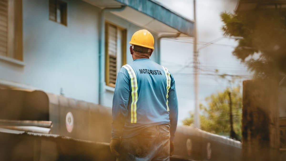 A construction worker in San José wearing safety gear, captured on a sunny day.