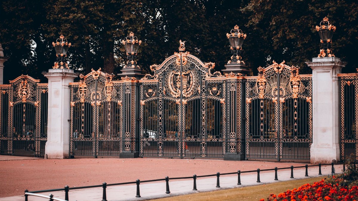 Stunning view of the ornate gates of Buckingham Palace, London.