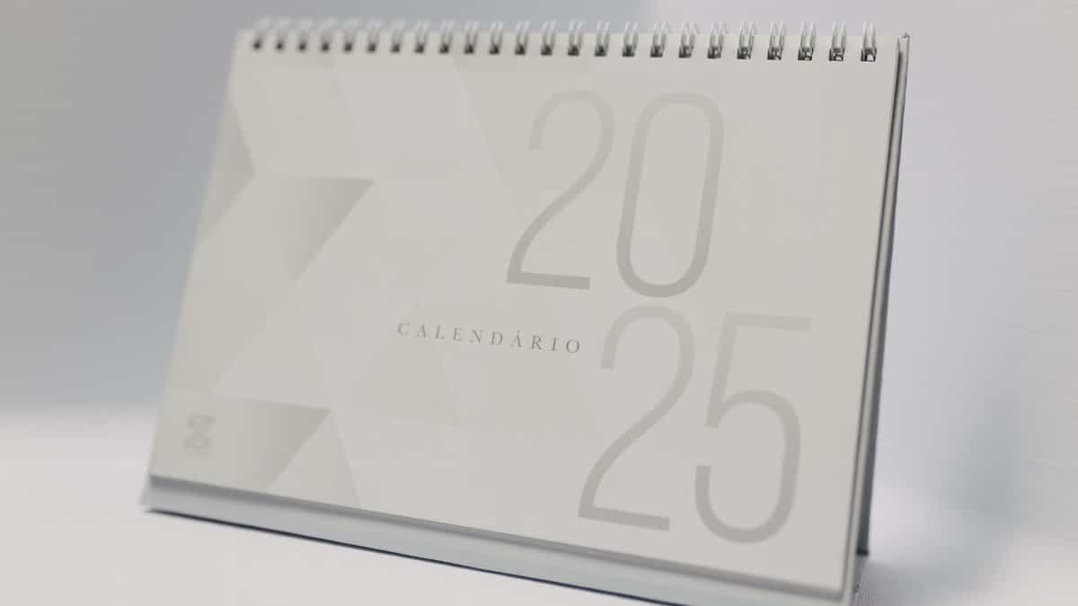 Minimalist 2025 desk calendar with a modern design, perfect for planning and organizing your year.