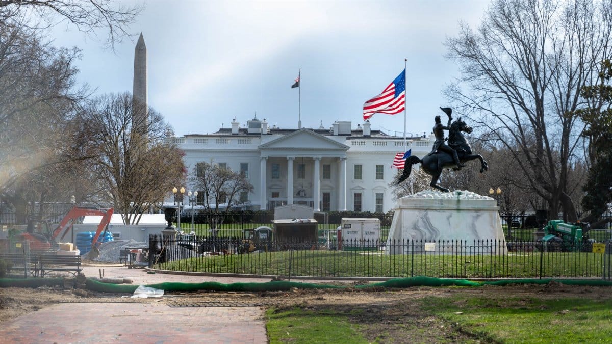 A scenic view of the White House and Washington Monument in Washington D.C. during daytime.