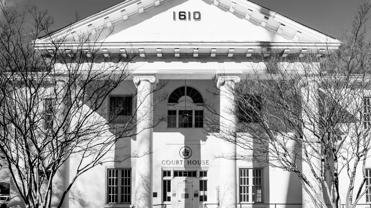 A black and white view of the historic courthouse facade in Hampton, Virginia, showcasing classic architecture.