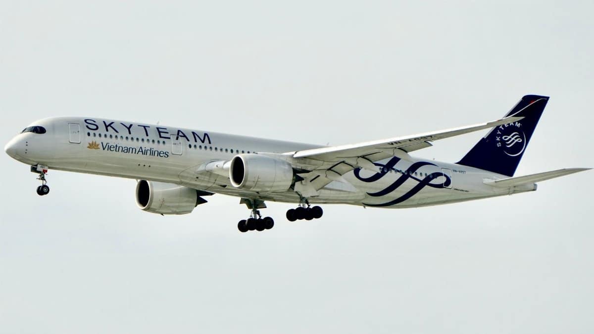 A Vietnam Airlines aircraft in SkyTeam livery during flight showcasing aviation branding.