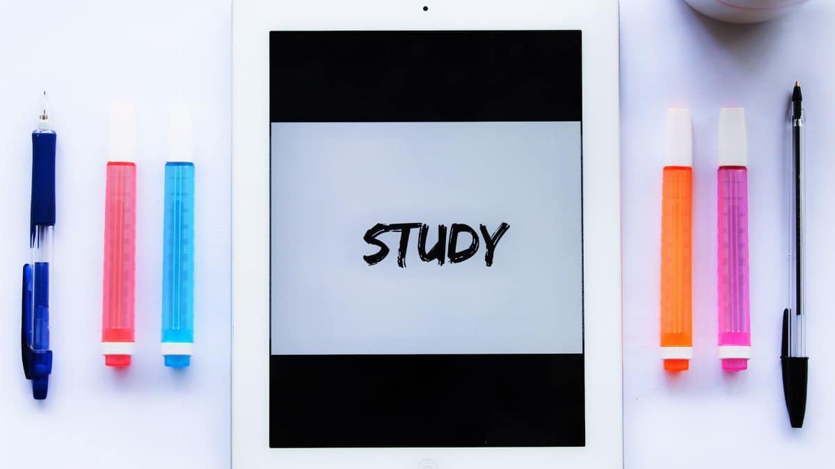 Study setup with tablet and colored pens enhancing a learning environment.