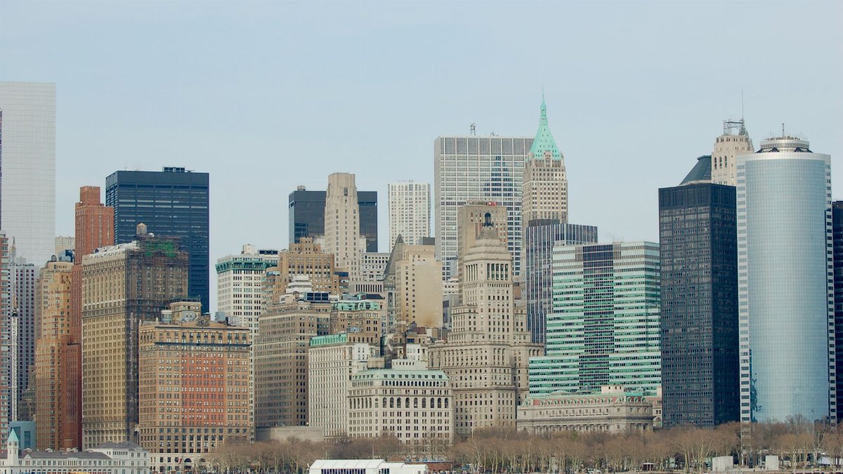 Panoramic view of New York City's iconic skyline featuring modern skyscrapers along the waterfront.