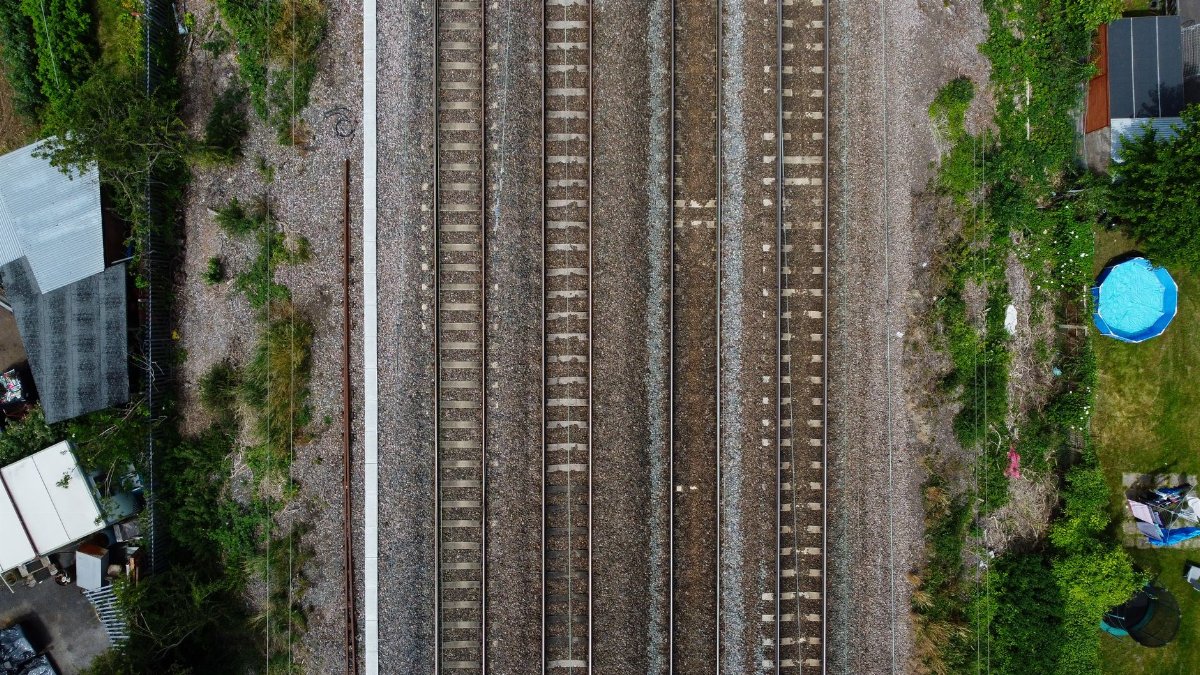 Aerial view of railway tracks surrounded by greenery in Luton, UK.