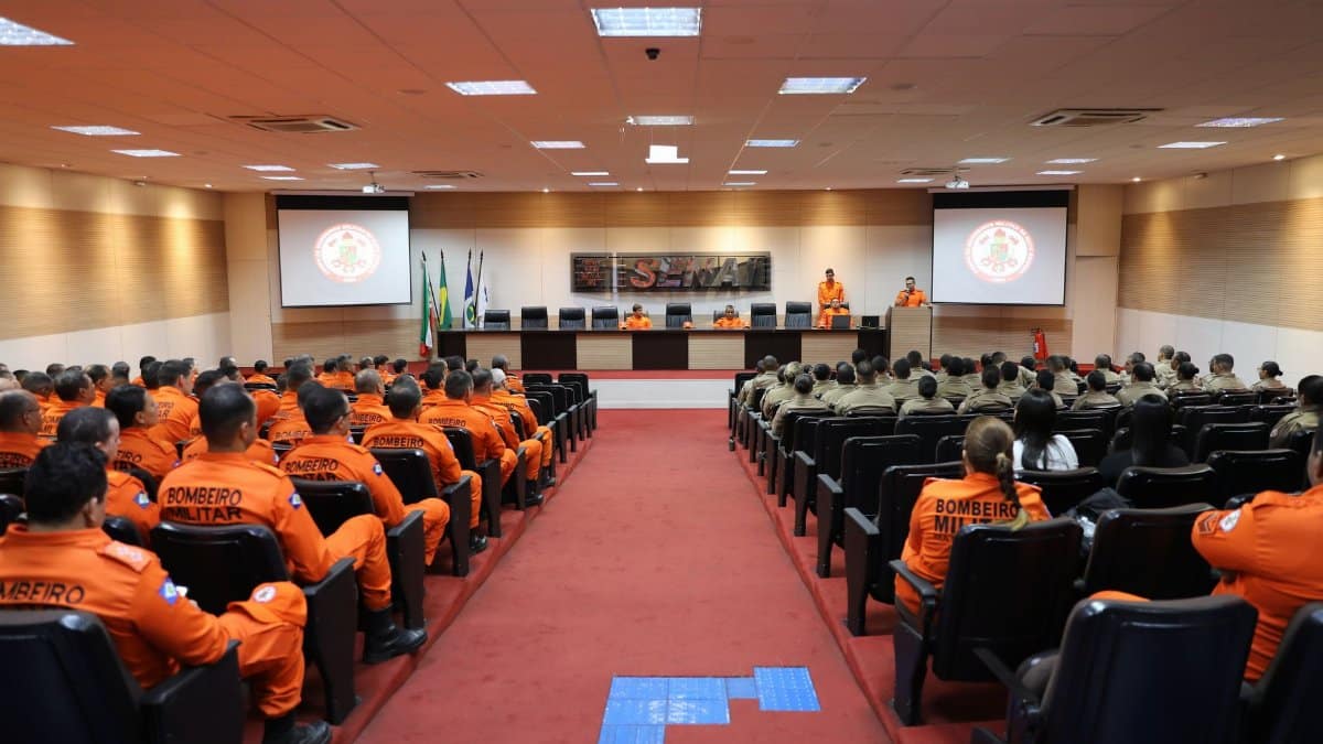 Conference room filled with firefighters during a training session in Mato Grosso, Brasil.
