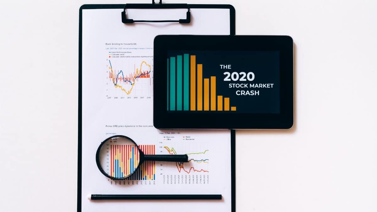 Tablet and clipboard with charts illustrating the 2020 stock market crash.