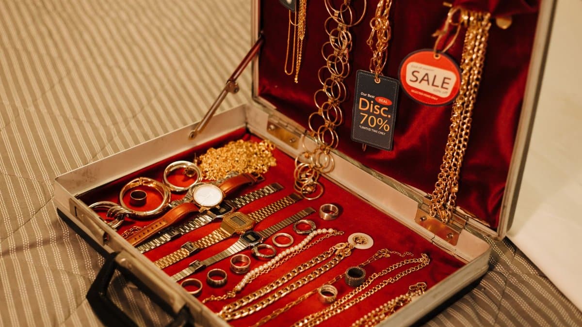Close-up of a jewelry case with discounts on gold accessories and watches.
