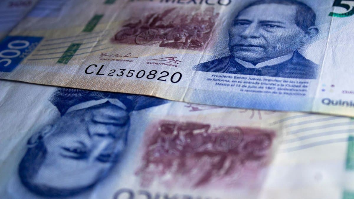 Detailed view of 500 Mexican peso banknotes featuring Benito Juárez.