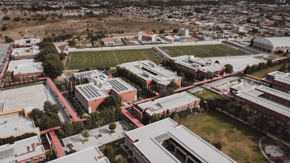 Aerial view of a school campus with a soccer field in San Luis Potosí, Mexico.