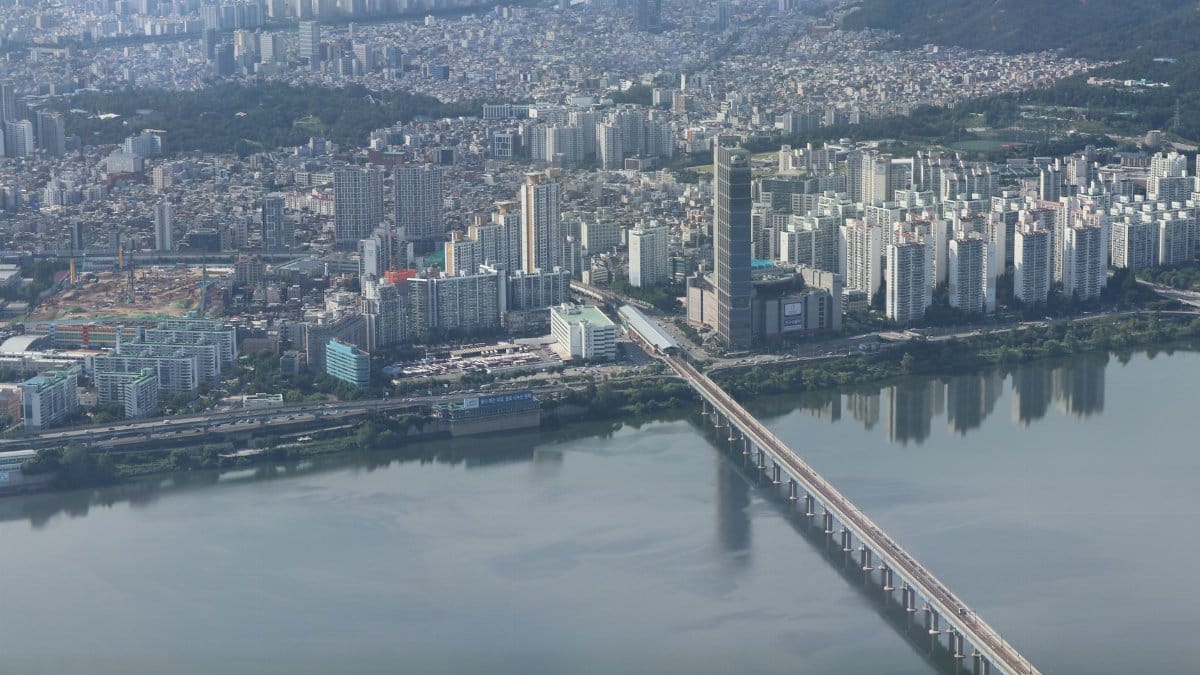 Captivating aerial shot of Seoul city with a bridge over the river.